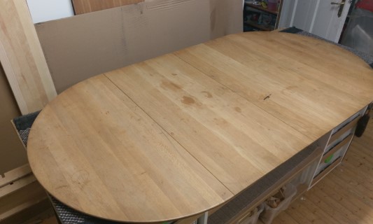 slitet ekbord i behov av renovering